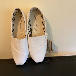 TOMS Women's White Canvas Shoes